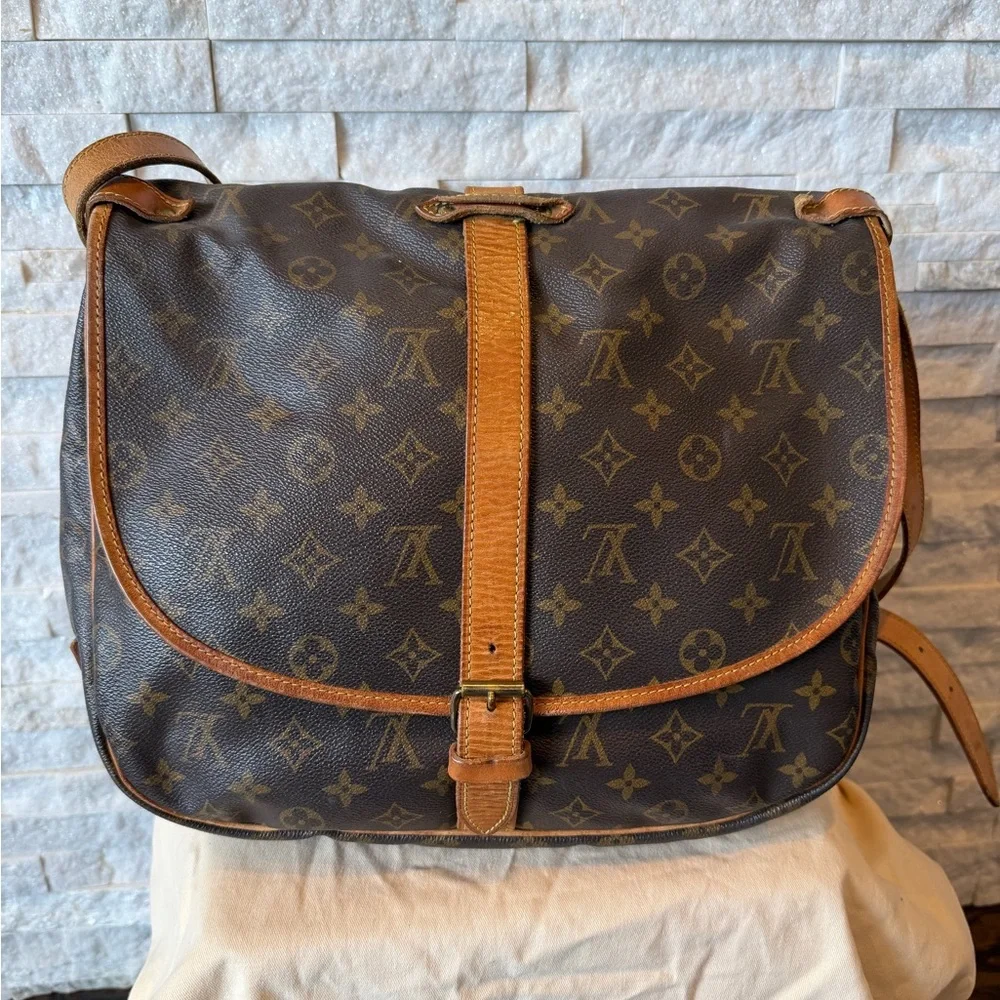 Louis Vuitton Saumur 35 in Brown Monogram - Vintage Crossbody - Picture 4 of 14